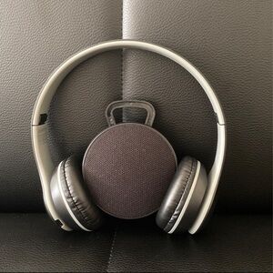 It works looks new used like 5 time it comes with a speaker